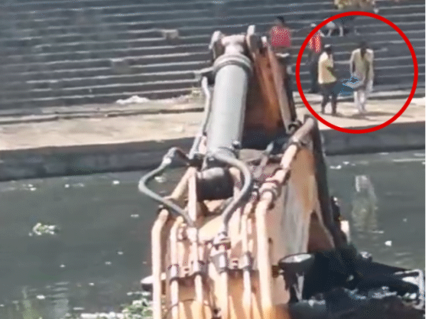 इंदौर में एक ओर कान्ह नदी में सफाई हो रही थी, दूसरी ओर कर्मचारी कचरा डाल रहे थे।