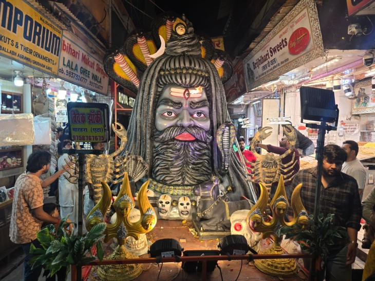 भगवान भोले की झांकी में शिव के तीसरे नेत्र से अग्नि निकलती दिखाई दी