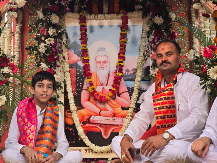 शोभायात्रा की शुरुआत से पहले महृषि गौतम के छवि चित्र का पूजन अर्चन किया