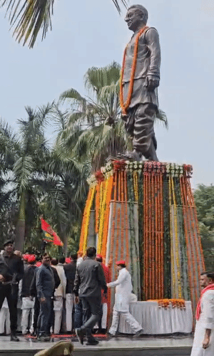 सपा प्रमुख अखिलेश यादव ने लोहिया पार्क में डॉ. राम मनोहर लोहिया की 116वीं जयंती पर श्रद्धांजलि अर्पित की।