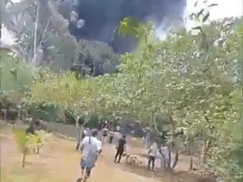 हादसे के बाद मदद के लिए जाते हुए लोग।