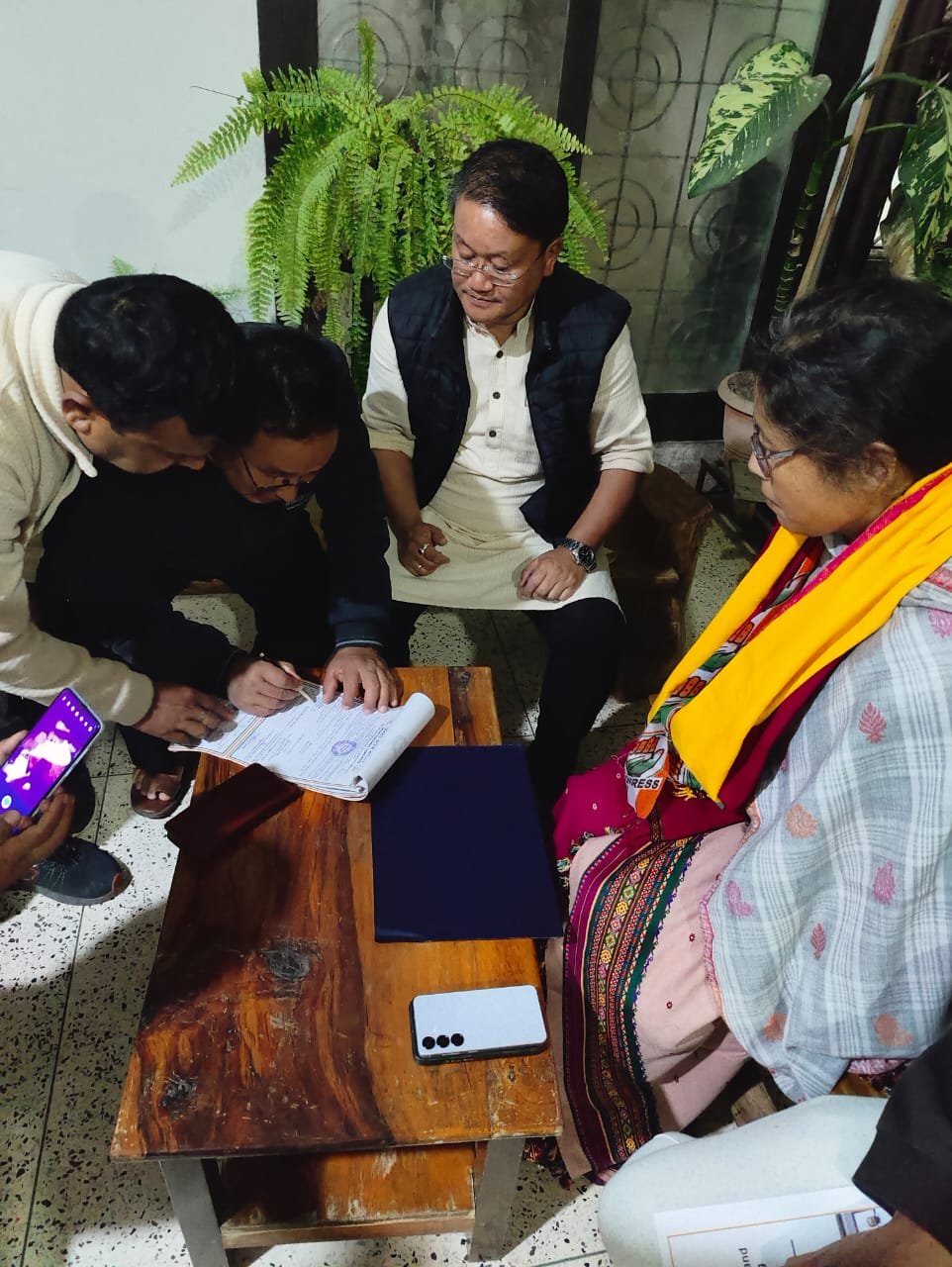 असम सरकार में मंत्री नंदिता गार्लोसा ने रविवार रात कांग्रेस जॉइन की। अब वे कांग्रेस की तरफ से चुनाव लड़ेंगी।