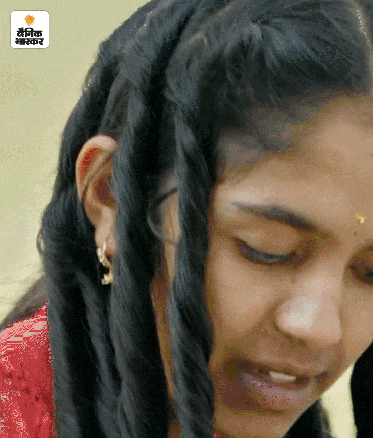 पारंपरिक पोषाक और खास तरह से बाल बनाए हुए टोडा महिलाएं।