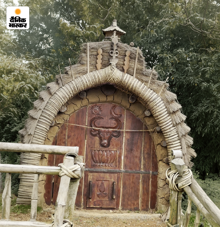 मंदिर के दरवाजे के ऊपर भैंस, चांद, तारे का चित्र।