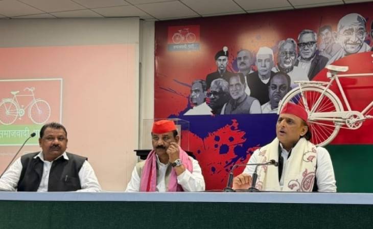 लखनऊ में 2 मार्च को सपा कार्यालय में अखिलेश ने सुरेंद्र सागर (काली सदरी में) को पार्टी का प्रदेश सचिव बनाया। 2022 में सुरेंद्र ने रामपुर की मिलक सीट से चुनाव लड़ा था।