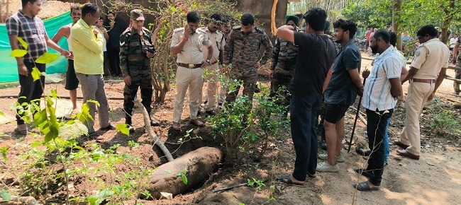 गांव में विशेश्वर सेनापति के घर के सामने मिट्टी में दबा एक और संदिग्ध लोहे का सिलेंडरनुमा वस्तु मिलने से सुरक्षा एजेंसियों की चिंता और बढ़ गई है।