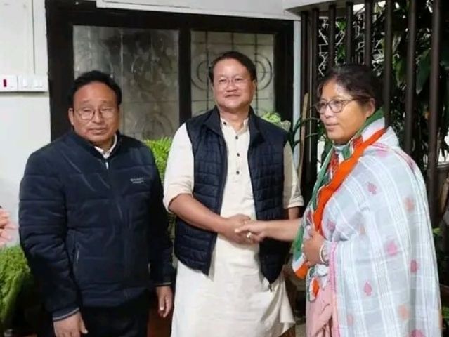 नंदिता गार्लोसा रविवार शाम को कांग्रेस में शामिल हुईं। वे हाफलोंग सीट से चुनाव लड़ सकती हैं।