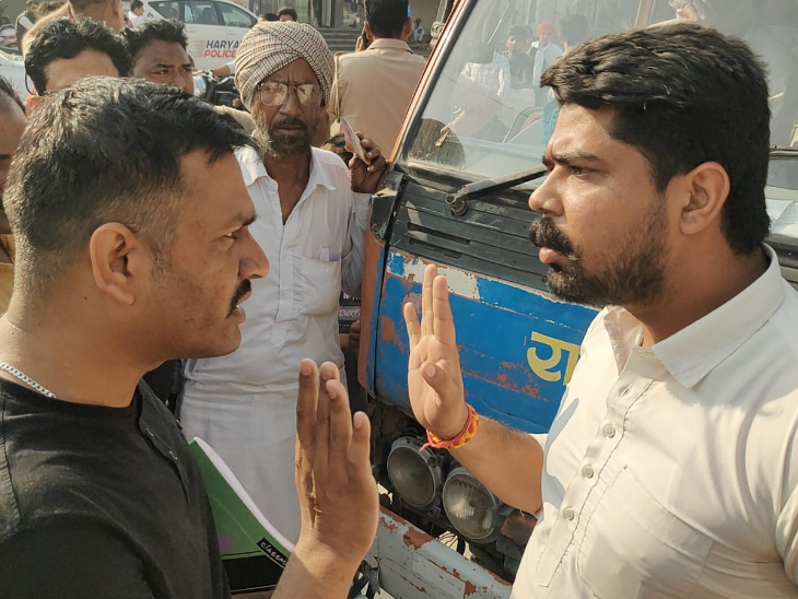 रतिया में रोष प्रदर्शन कर रहे उपभोक्ता को समझाने का प्रयास करता पुलिसकर्मी।