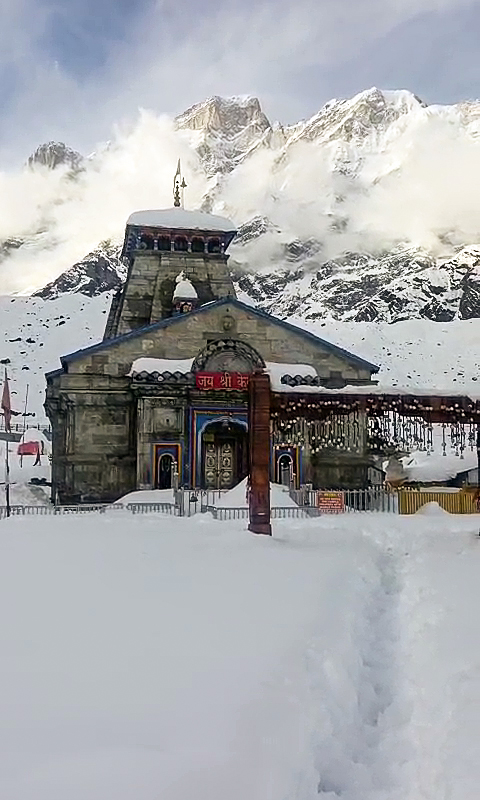 उत्तराखंड के रुद्रप्रयाग में लगातार भारी बर्फबारी के बाद, बर्फ से ढका केदारनाथ धाम, यहां 22 अप्रैल से यात्रा शुरू होनी है।