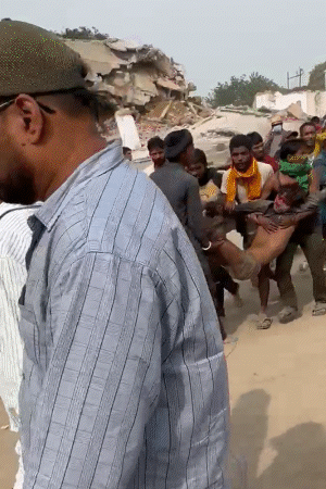 घटनास्थल पर अफरा-तफरी का माहौल है। लोग एक युवक को गोद में उठाकर ले जाते नजर आए।