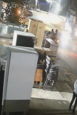 कार की टक्कर लगते ही पीछे बैठा सिपाही उछलकर दूर जा गिरा।