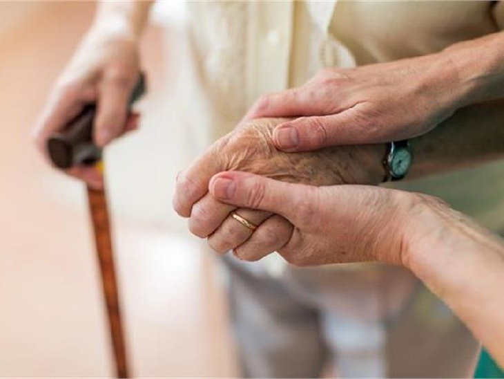 डब्ल्यूएचओ सहित कई संस्थानों के शोध मानते हैं कि युवा पीढ़ी के साथ रहने से बुजुर्गों का तनाव घटता है। दिमाग सक्रिय रहता है और डिमेंशिया का खतरा कम होता है।- प्रतीकात्मक फोटो - Dainik Bhaskar