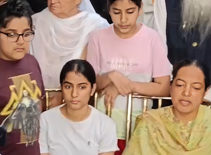 DM गगनदीप सिंह रंधावा की पत्नी उपिंदर कौर तीनों बच्चों के साथ।