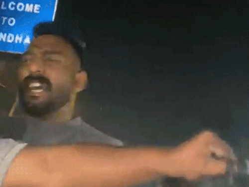 लोगों ने बाल पकड़कर आरोपी को पीटा।