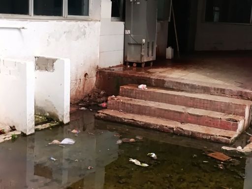 अस्पताल की पुरानी बिल्डिंग में 15 दिनों से जमा गंदा।