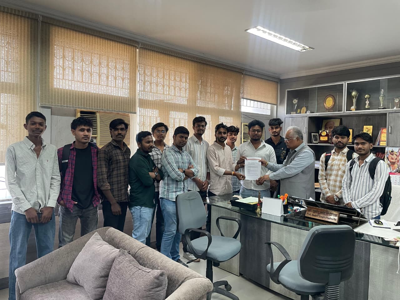 राजीव गांधी प्रौद्योगिकी विश्वविद्यालय के स्टूडेंट ज्ञापन सौंपते हुए।