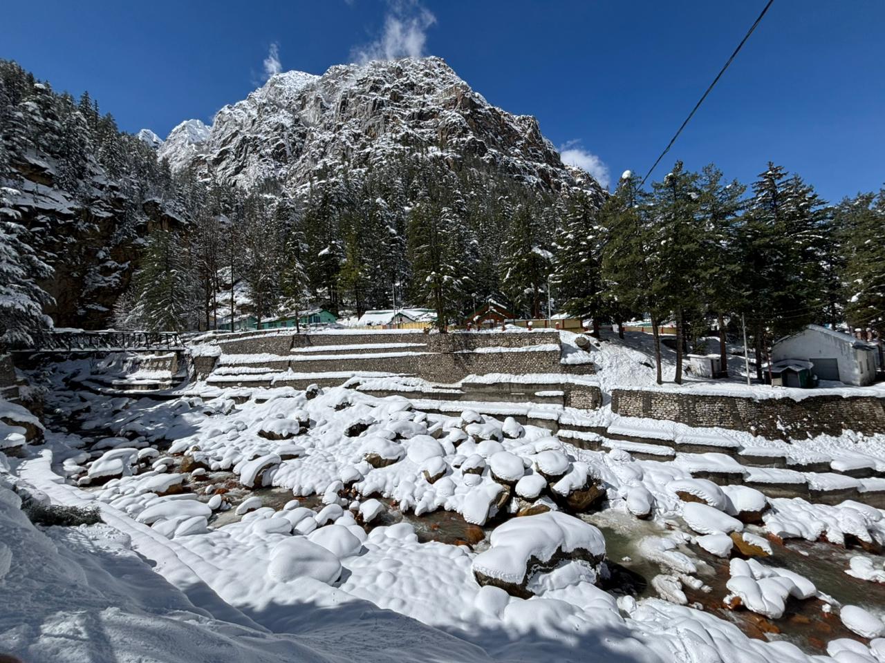 तीन दिन पहले हुई बर्फबारी के बाद उत्तरकाशी के गंगोत्री धाम की वादियां मनमोहक हो गईं।