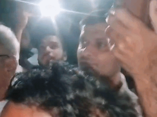 स्वागत के दौरान जैसलमेर में पोस्टेड नर्सिंग कर्मचारी अमित कुमार ने अपने तबादले को लेकर मंत्री से बात की।