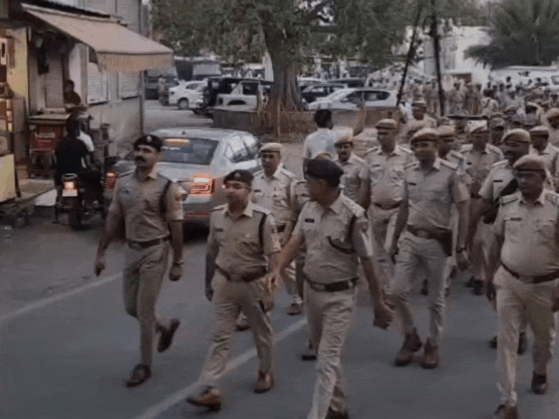 फ्लैग मार्च के साथ चलते sp सागर