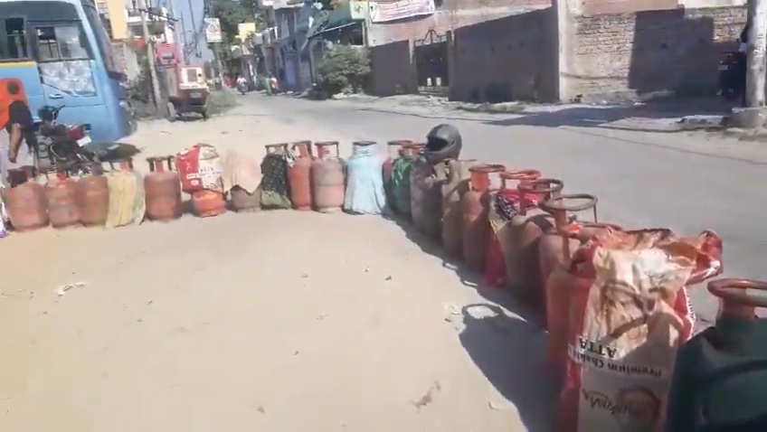 लंबी लाइनों में ज्यादा परेशानी महिलाओं और बुजुर्गों को उठानी पड़ी।