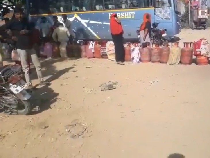 लखनऊ के बुद्धेश्वर इलाके में मंगलवार को रसोई गैस सिलेंडर को लेकर अफरा-तफरी का माहौल देखने को मिला।