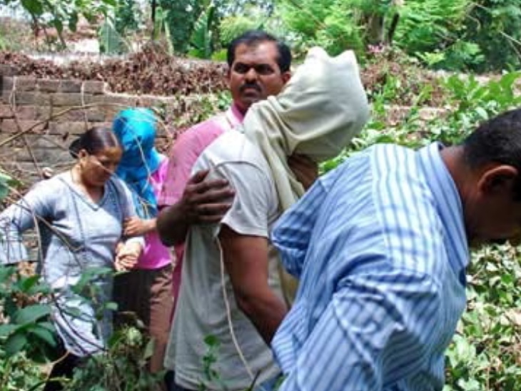 बंगले के पीछे की जांच के दौरान अमित और प्रीति के साथ जांच अधिकारी।