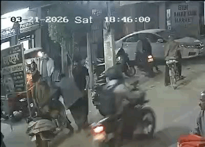 दोस्त से पिस्टल लेकर ललकारते हुए सीसीटीवी में कैद