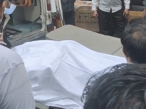 DM गगनदीप सिंह रंधावा के शव को पोस्टमॉर्टम के लिए सिविल अस्पताल लाया गया।