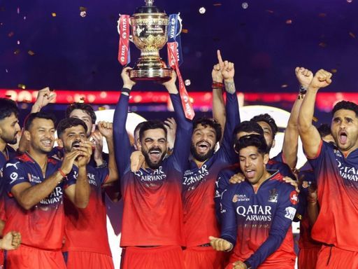 RCB ने पिछले सीजन के फाइनल में पंजाब किंग्स को 6 रन से हराकर पहली बार IPL खिताब जीता था।