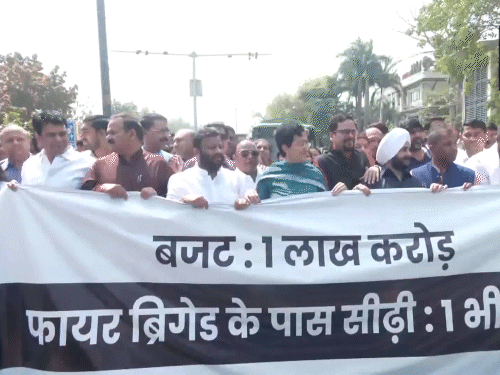 बजट पेश होने से पहले AAP ने पालम इलाके में हुए हादसे को लेकर प्रदर्शन किया।