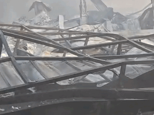 दमकल विभाग की 12 गाड़ियों को आग बुझाने में साढ़े 4 घंटे लगे। शॉट सर्किट आग लगने की वजह बताई जा रही है।