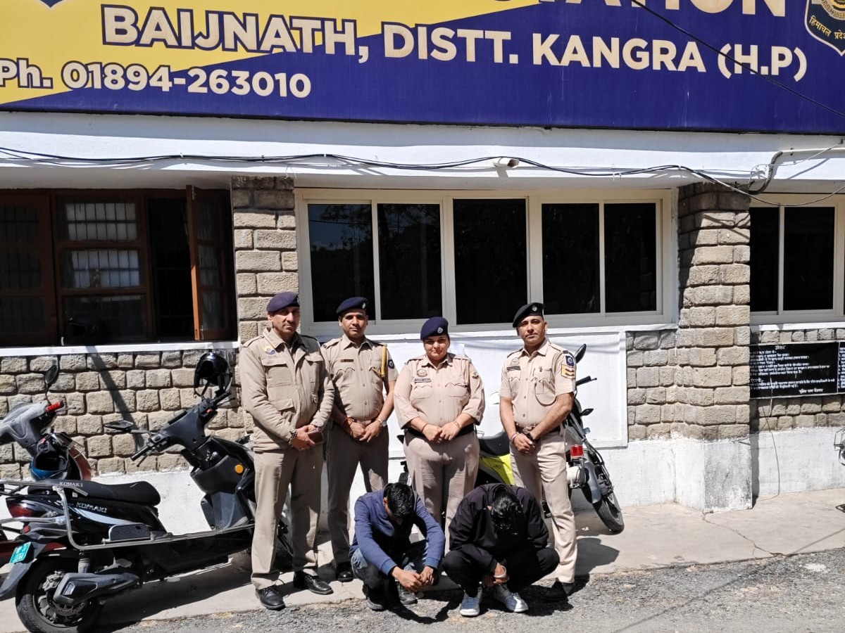 बैजनाथ पुलिस की गिरफ्त में पकड़े गए युवक। - Dainik Bhaskar