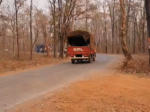 बस के जरिए सरेंडर नक्सलियों को जगदलपुर ले जाते हुए।