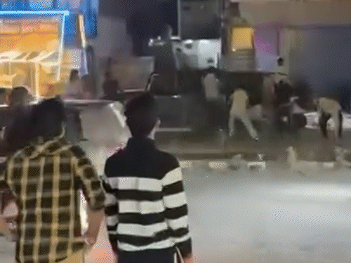 बदमाशों ने थार गाड़ी को भी नुकसान पहुंचाया।