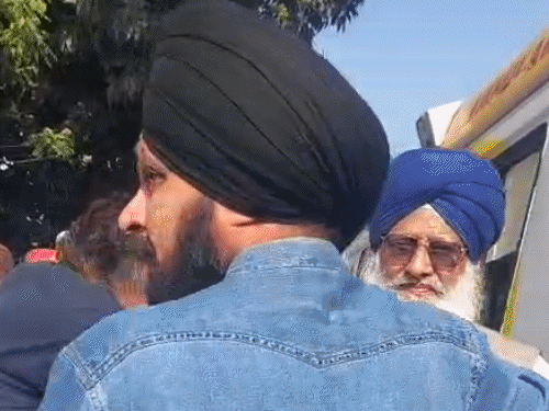 डेडबॉडी घर पहुंची तो रंधावा को देस्त रोने लगे।