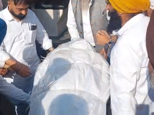 घर लाई गई गगनदीप रंधावा की डेडबॉडी।