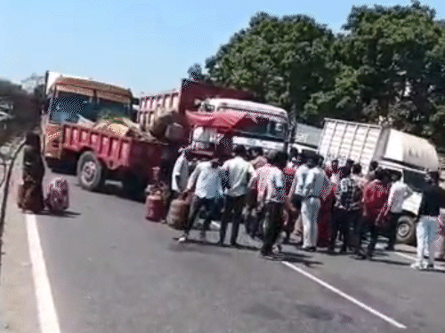 उन्नाव में लोगों ने कानपुर-लखनऊ हाईवे पर सिलेंडर रखकर जाम लगा दिया। बाद में पुलिस ने लोगों को समझाकर जाम खुलवाया।