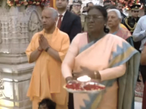 राष्ट्रपति द्रौपदी मुर्मू ने रामलला के दर्शन किए और आरती उतारी।