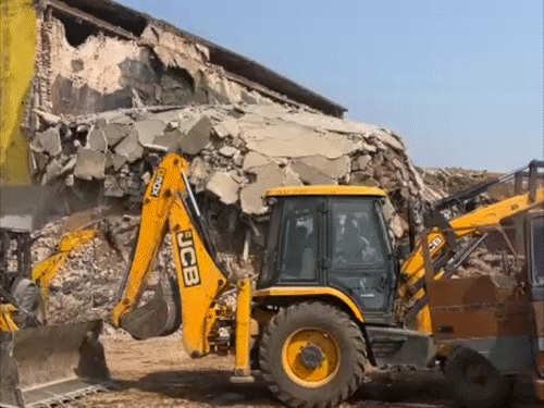 फोटो मंगलवार सुबह की है। मलबे को हटाया जा रहा है। लोगों का दावा है कि नीचे और लोग भी दबे हो सकते हैं।