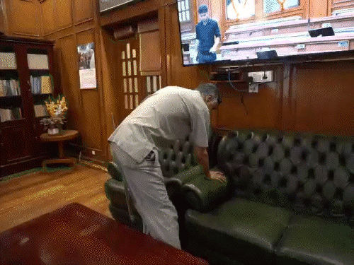 बम स्क्वायड की टीमें जांच करती हुईं।