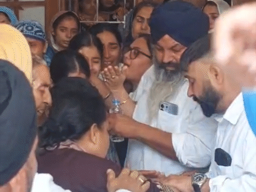 परिजन और रिश्तेदार रंधावा के अंतिम दर्शन करते हुए।