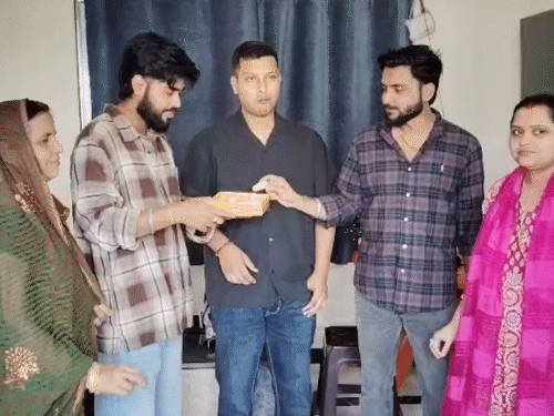 परिवार के साथ खुशी मनाते हुए मनीष कुमार।