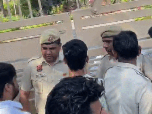 गेट खोलने को लेकर सुरक्षाकर्मी और छात्रों के बीच धक्का-मुक्की हो गई।