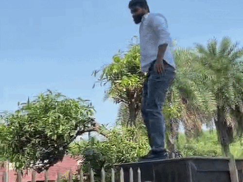 गेट बंद होने पर एक छात्र नेता दीवार फांदकर कैंपस में घुसा।