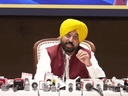 चंडीगढ़ में प्रेस कॉन्फ्रेंस के दौरान CM मान। - Dainik Bhaskar