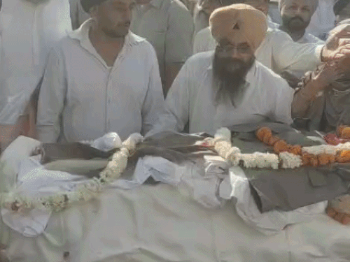 गगनदीप रंधावा की डेडबॉडी को श्मशान घाट ले जाते हुए।