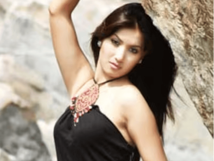 मीनाक्षी थापा फिल्म 404 में काम कर चुकी थीं।