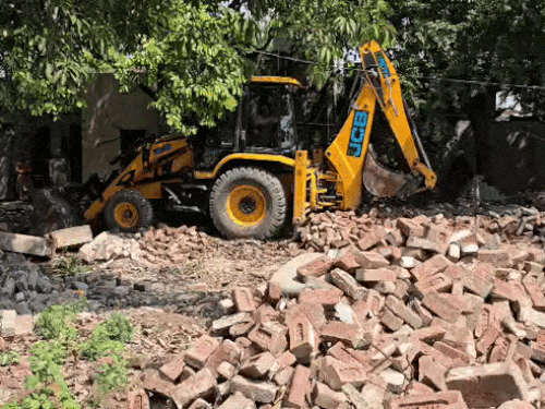 एचएसवीपी टीम ने अवैध कब्जे पर बुलडोजर चलाया था। इसके बाद इलाके में विरोध और तेज हो गया।