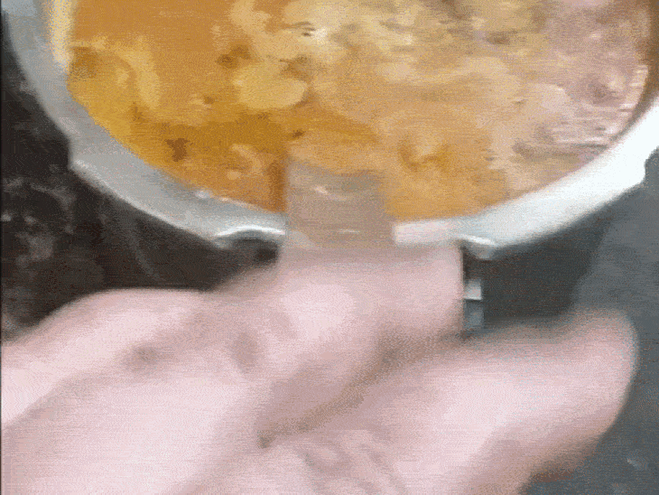 मां बच्चों के लिए खिचड़ी बना रही थी। कांच के टुकड़े उसमें गिर गए।