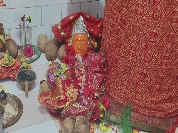 माता से अपनी मनोकामनाएं पूरी होने का आशीर्वाद पाते हैं।